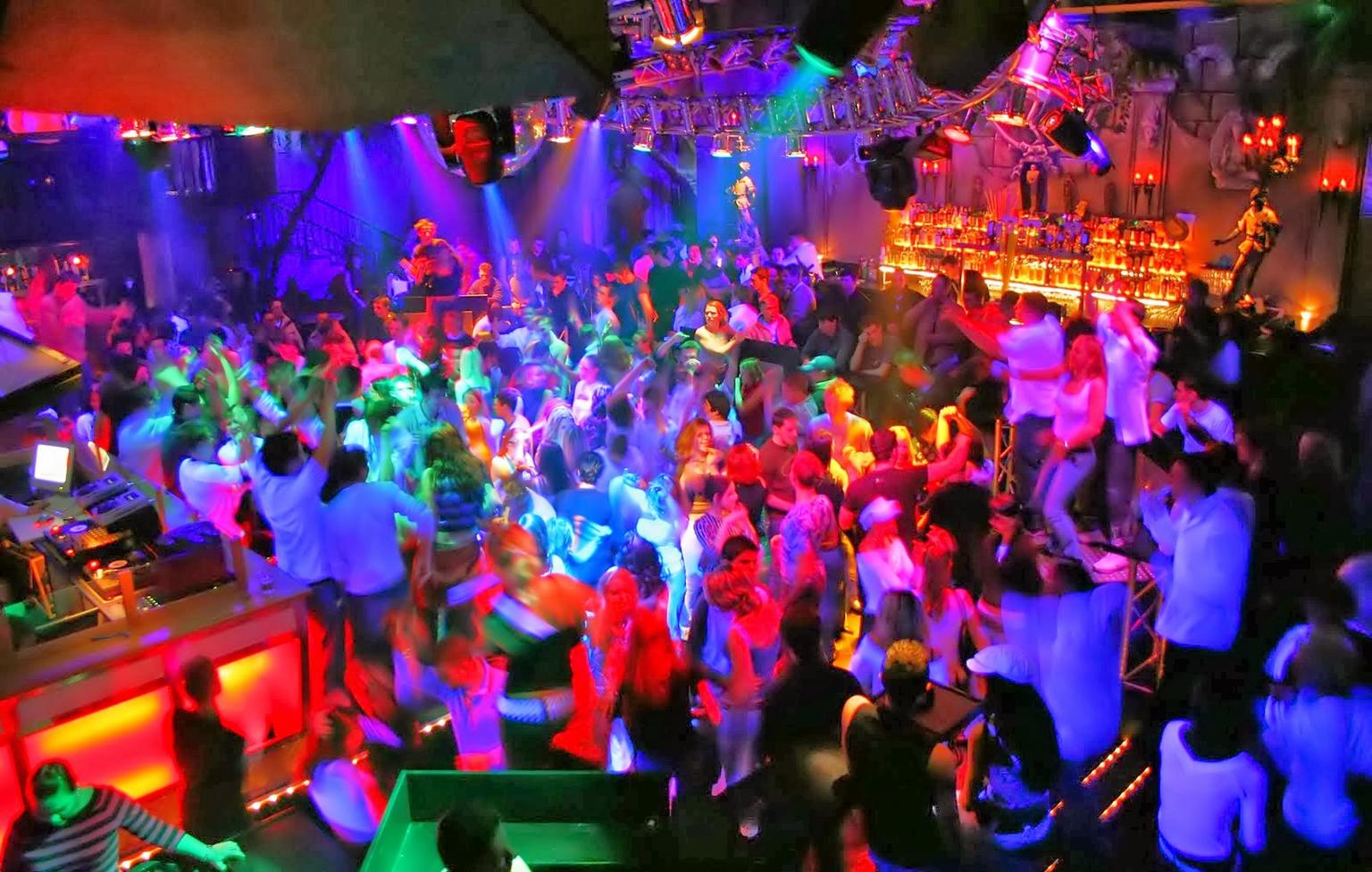 15 Best Party Pub in Goa For A Great Night – Holiday Landmark